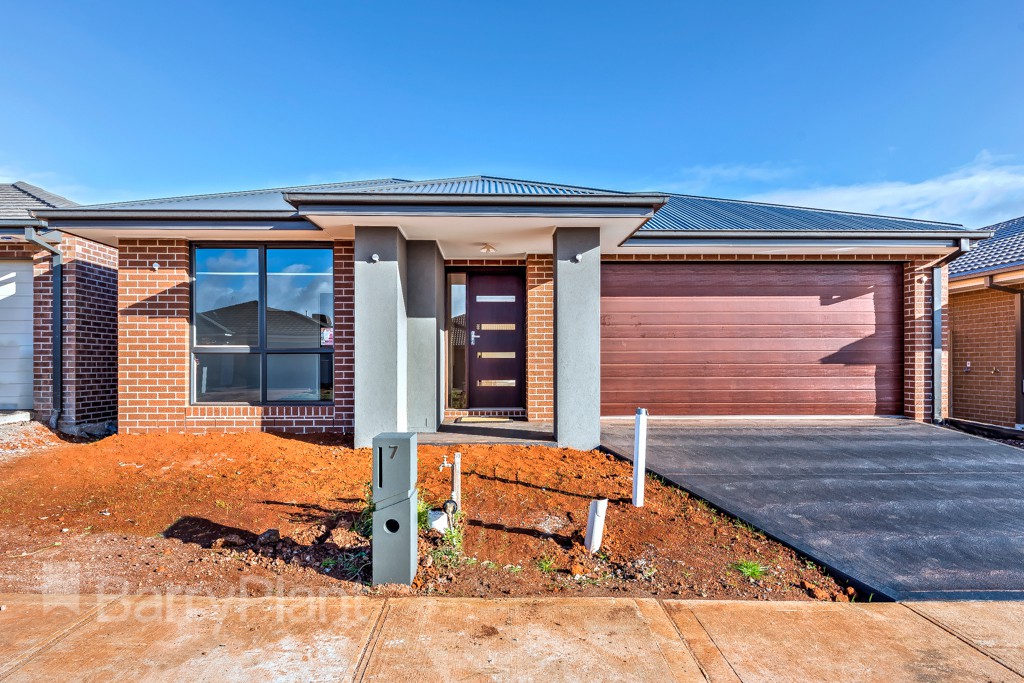 7 Fowler Place Rockbank, VIC 3335 For Rent Barry Plant