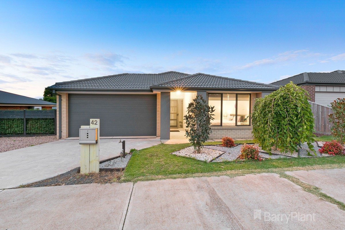 42 Cook Street Drouin, VIC 3818 Sold Barry Plant
