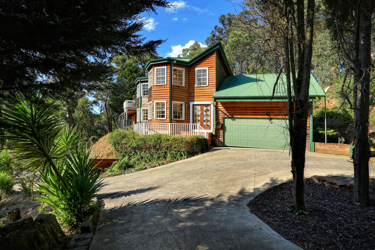 108 Emerald Monbulk Road Emerald, VIC 3782 Sold Barry Plant